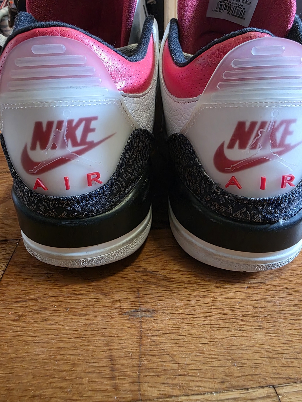 Jordan Men’s White/Red/Black Retro Sneakers - Picture 5 of 9